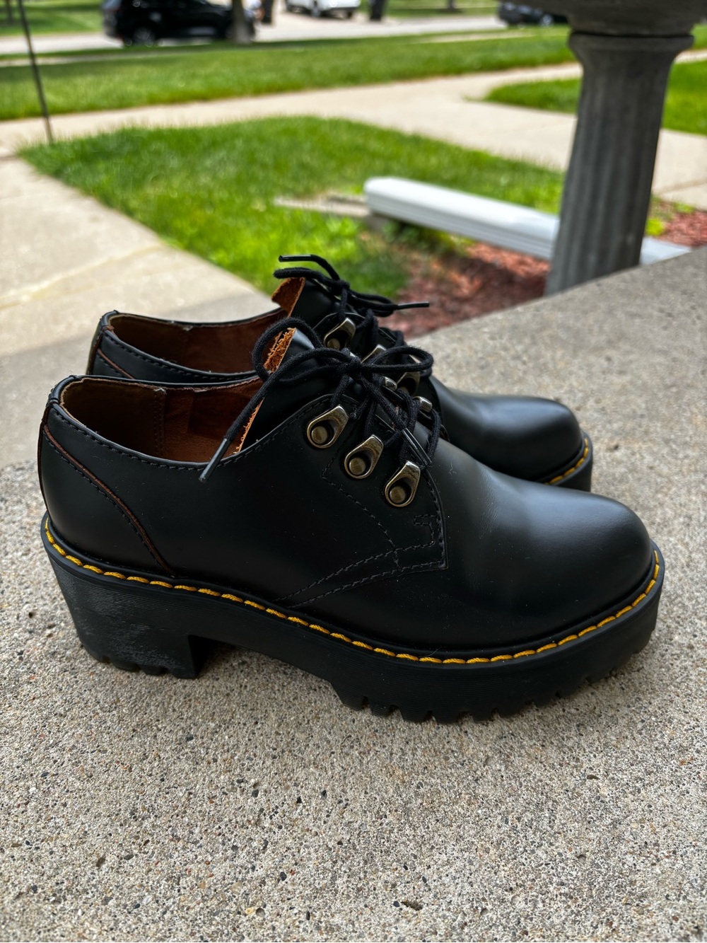 Dr. Martens Leona Lo Smooth Leather Platform Oxfords Size 6 Worn, Women’s